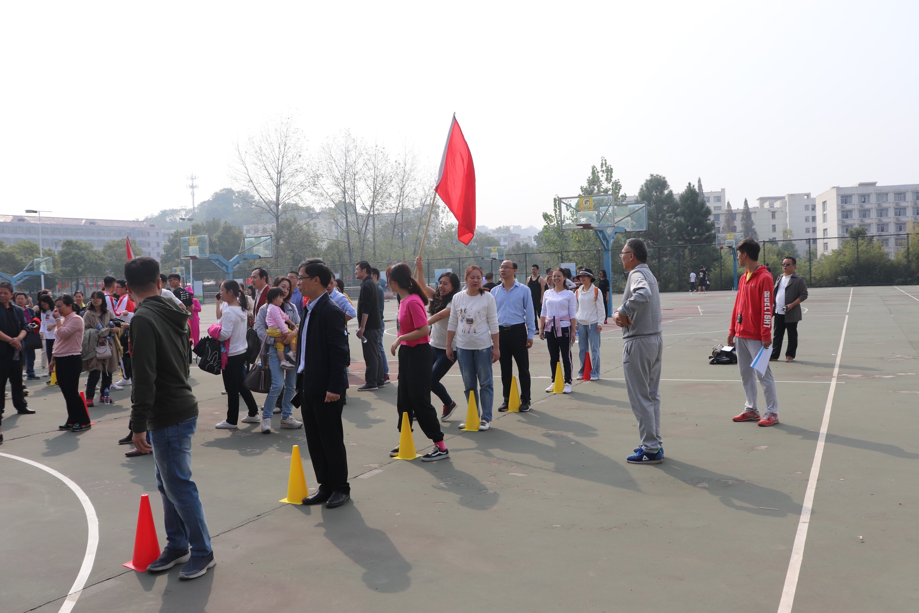 萍乡学院人文与传媒学院于10月24日上午9:00在篮球场开展教师趣味游戏