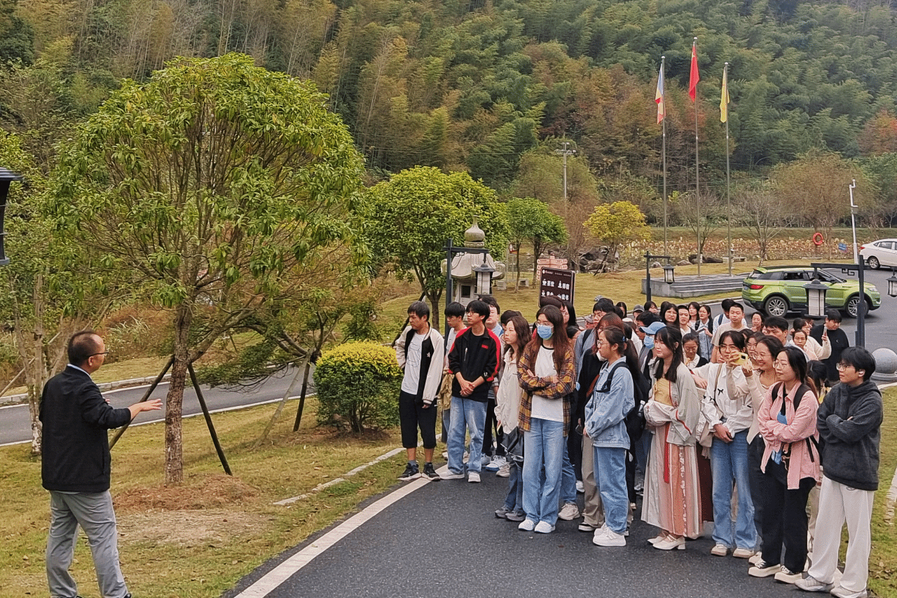 22历史班赴杨岐普通寺开展现场教学活动