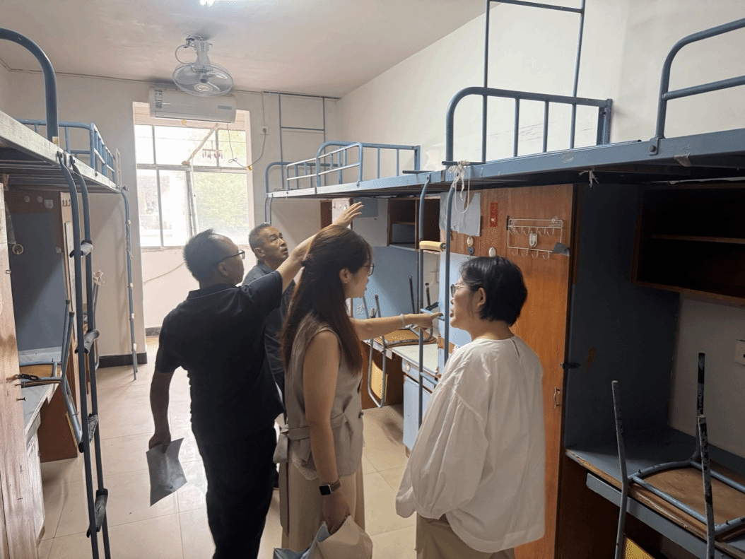 迎新季|暖心查寝护新生 细致保障启新程——我院领导带队开展2026级新生宿舍走访检查工作